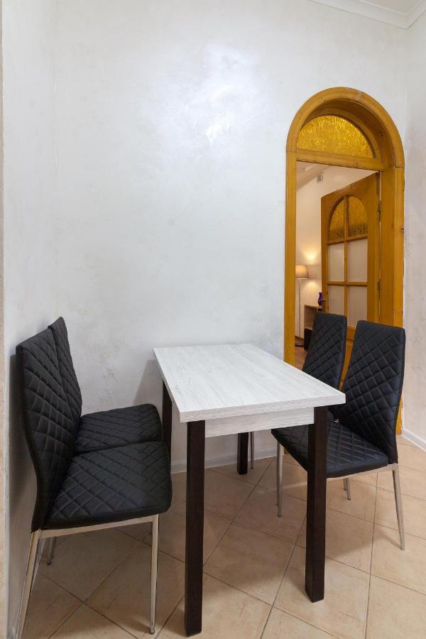 Leogrand Apartments Panteleimona Kulisha 27 Lviv Ngoại thất bức ảnh