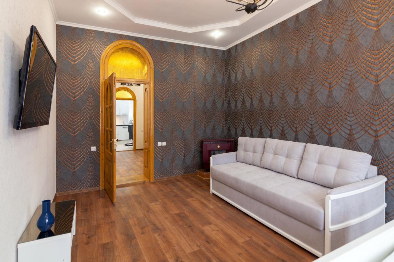 Leogrand Apartments Panteleimona Kulisha 27 Lviv Ngoại thất bức ảnh