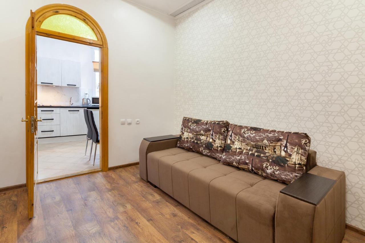 Leogrand Apartments Panteleimona Kulisha 27 Lviv Ngoại thất bức ảnh