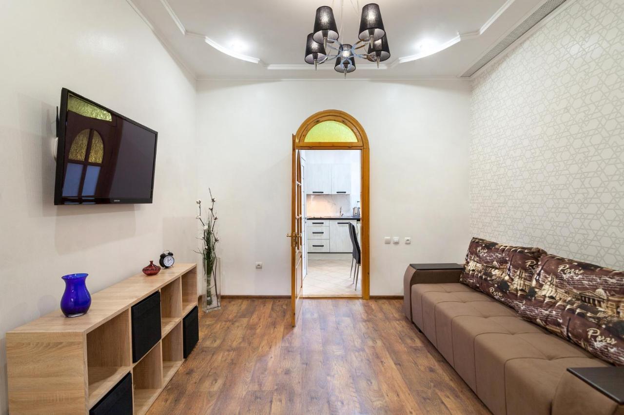 Leogrand Apartments Panteleimona Kulisha 27 Lviv Ngoại thất bức ảnh